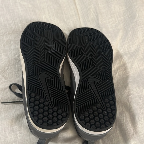 Gray suede Nike shoe - Picture 4 of 6